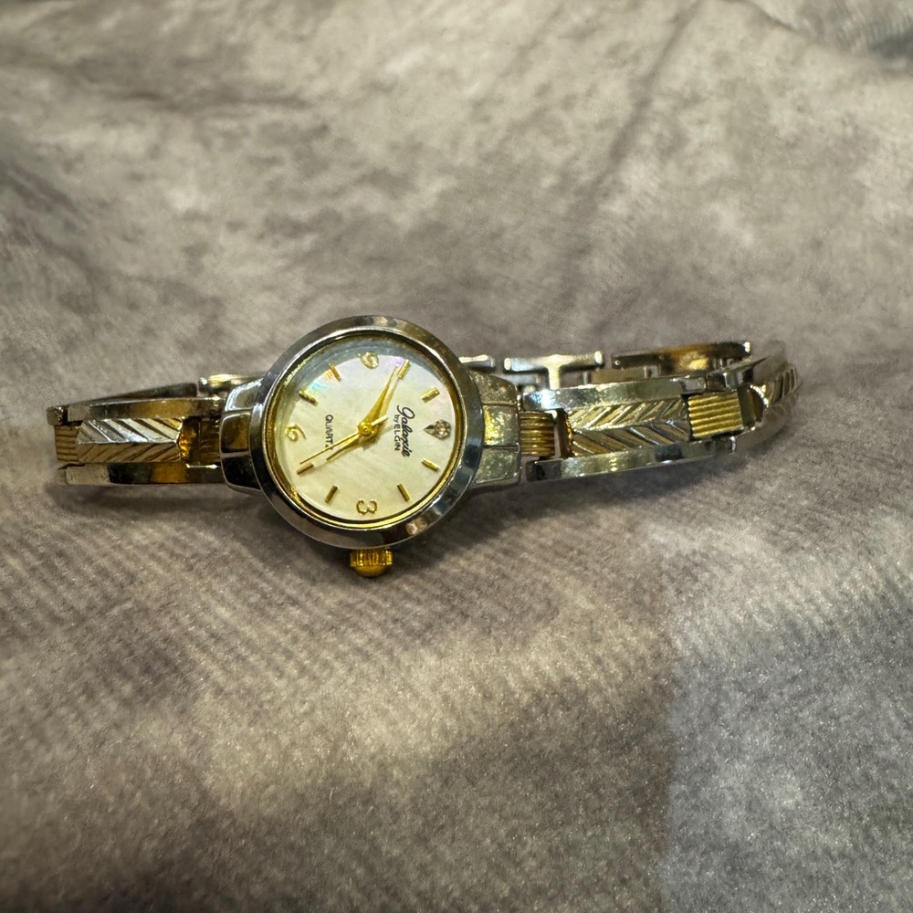 Vintage Elgin watch two tone round face‎ quartz